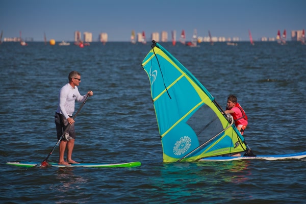 Deportes náuticos en el Mar Menor. Sergio Gonzalez windnsurf niño